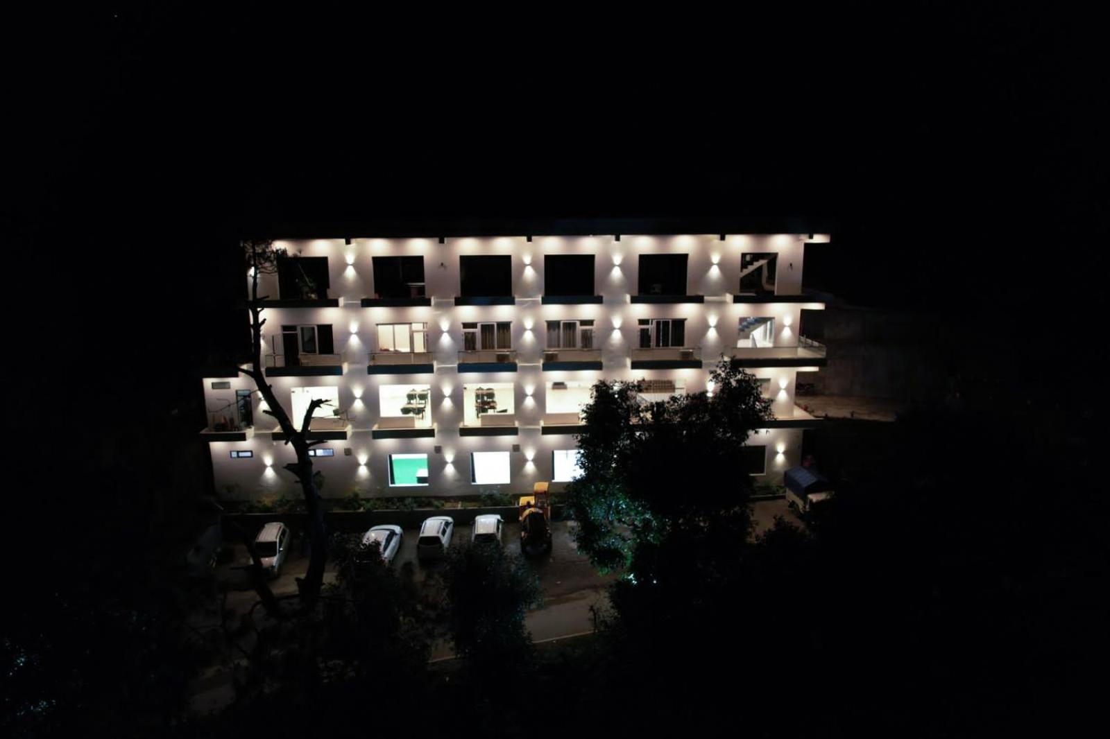 Hotel Candle Wood Chamba  Exteriör bild
